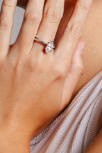 Load image into Gallery viewer, Marquise Brilliant Center Enagement Ring